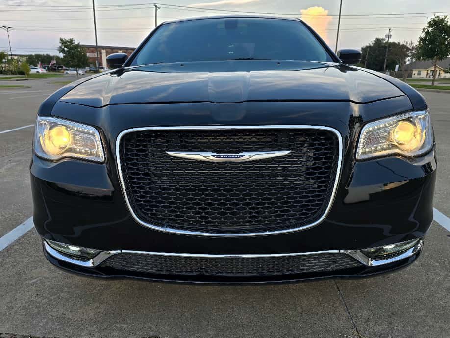 2020 Chrysler 300 Touring's photo